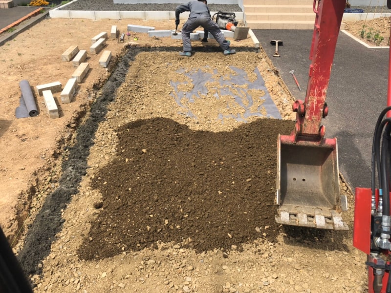 札幌市北区屯田、駐車場増設工事にて掘削し防草シートを敷いた写真