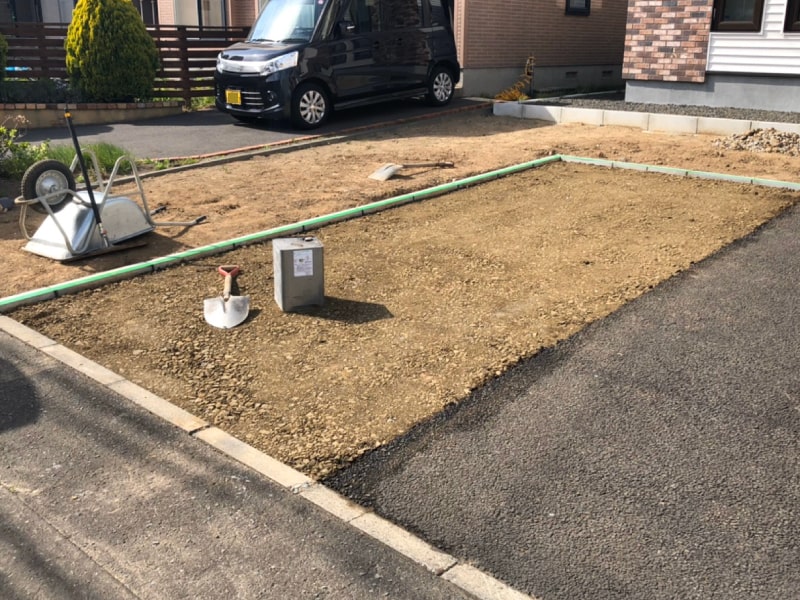 札幌市北区屯田、駐車場増設工事にて路盤生成と民地石敷設が完了した写真