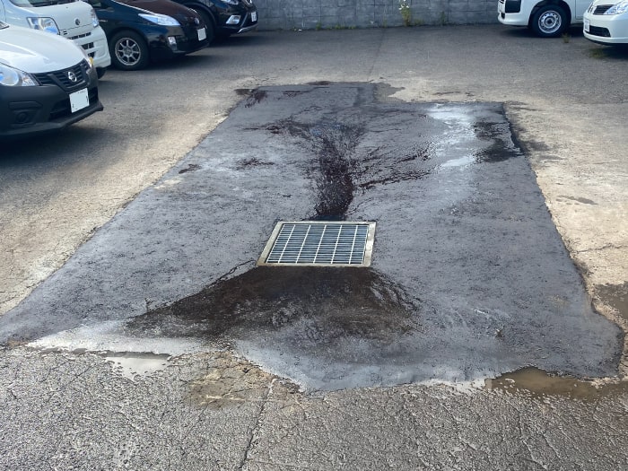 駐車場で破損した雨水桝を交換した工事完成後、水勾配の確認