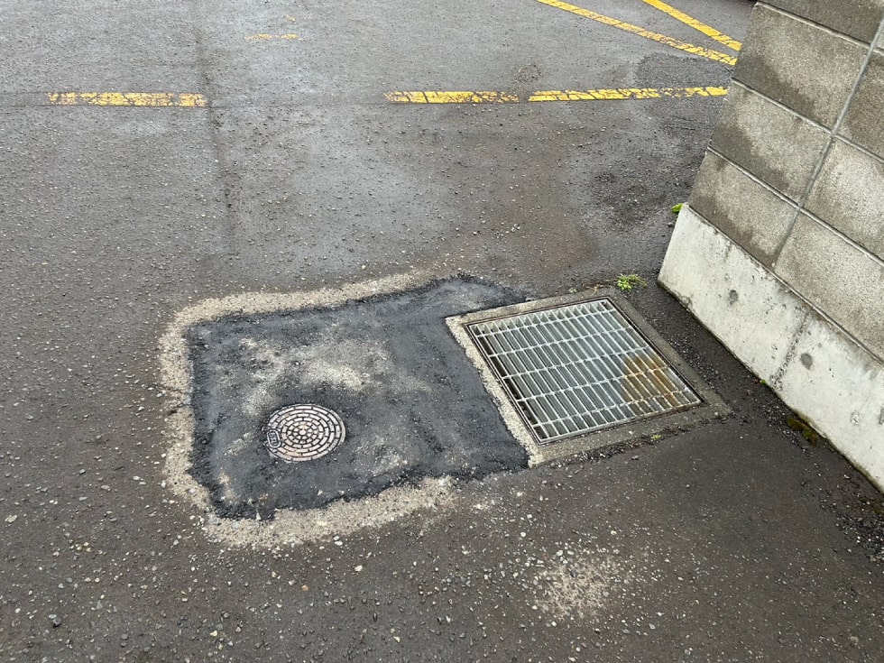 札幌市西区某駐車場のアスファルト補修完了（排水溝周り）