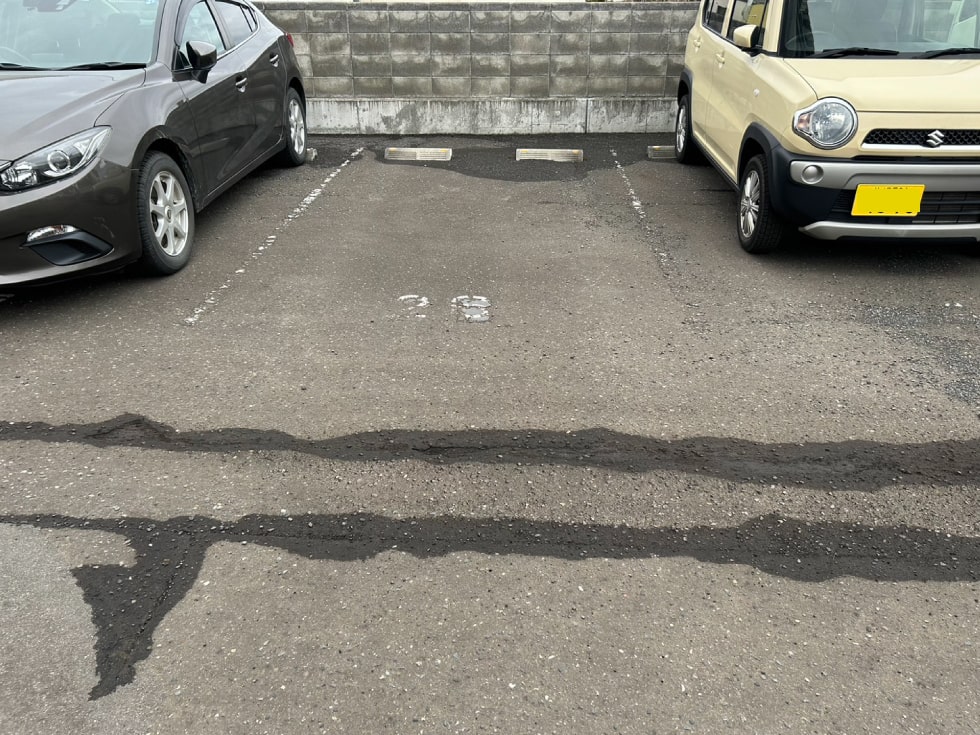 札幌市西区某駐車場のアスファルト補修前（亀裂箇所）